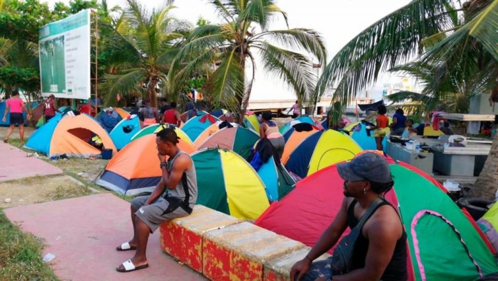 Personas migrantes varadas en la frontera colombo-panameña. Una historia que no deja de repetirse.